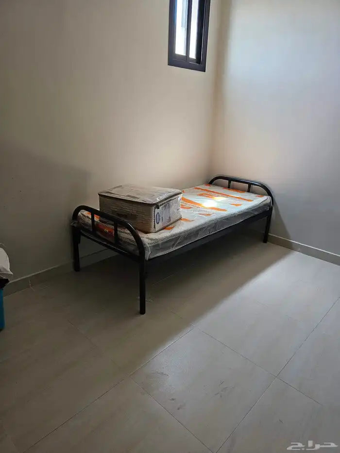 سرير حديد دور ودورين مفارش بطانيات تأثيث سكن عمال 1