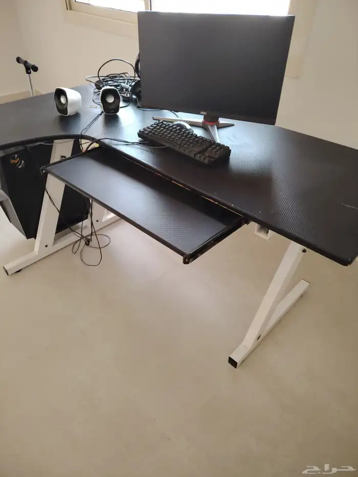 طاوله كمبيوتر ومنقي الهواء 1