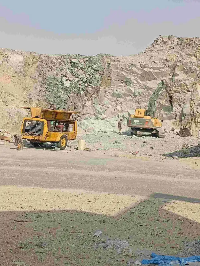 يوجد فك الصخور وبنيان حجر وقص اراضي 0