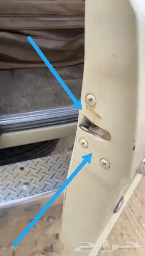 قفل الباب الخلفي لاندكوزر 1