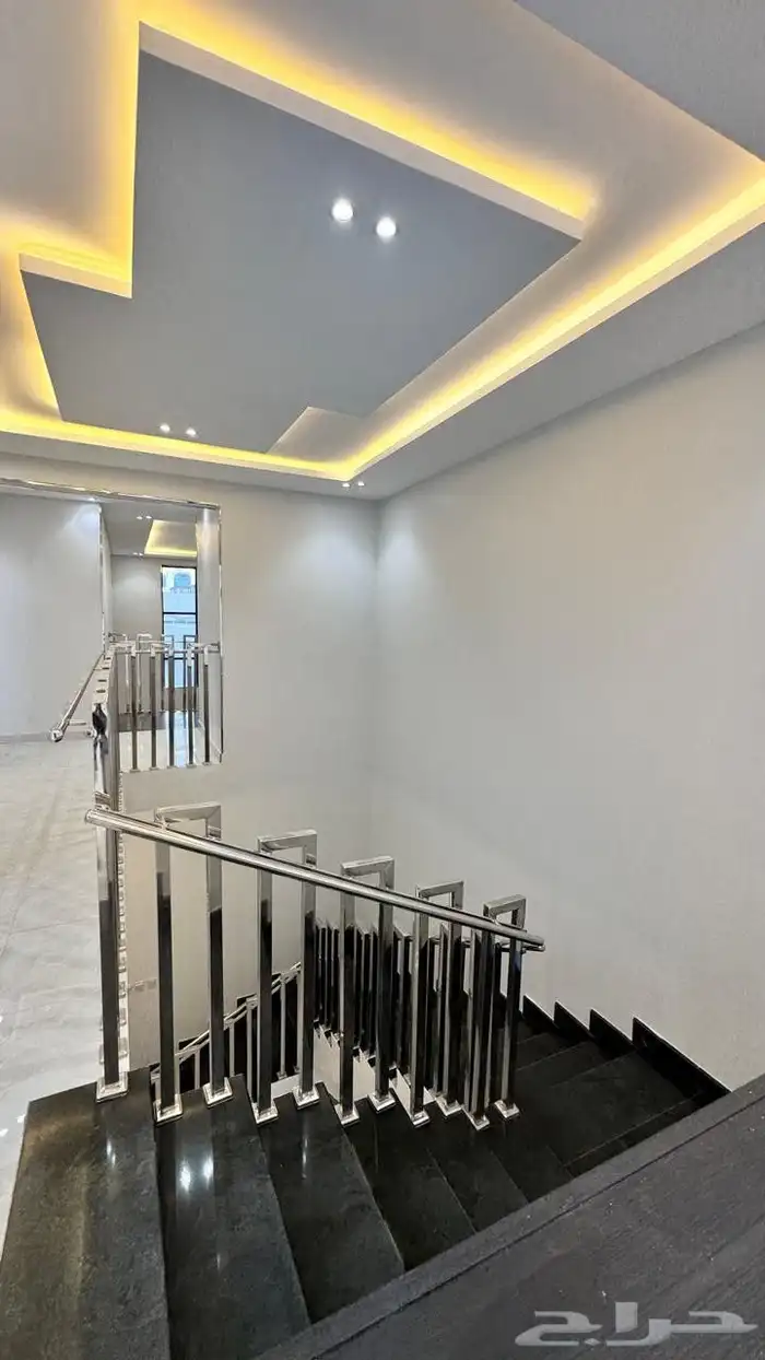 للبيع روف علويه بملحق تشطيب ممتاز في شمال الخميس 12