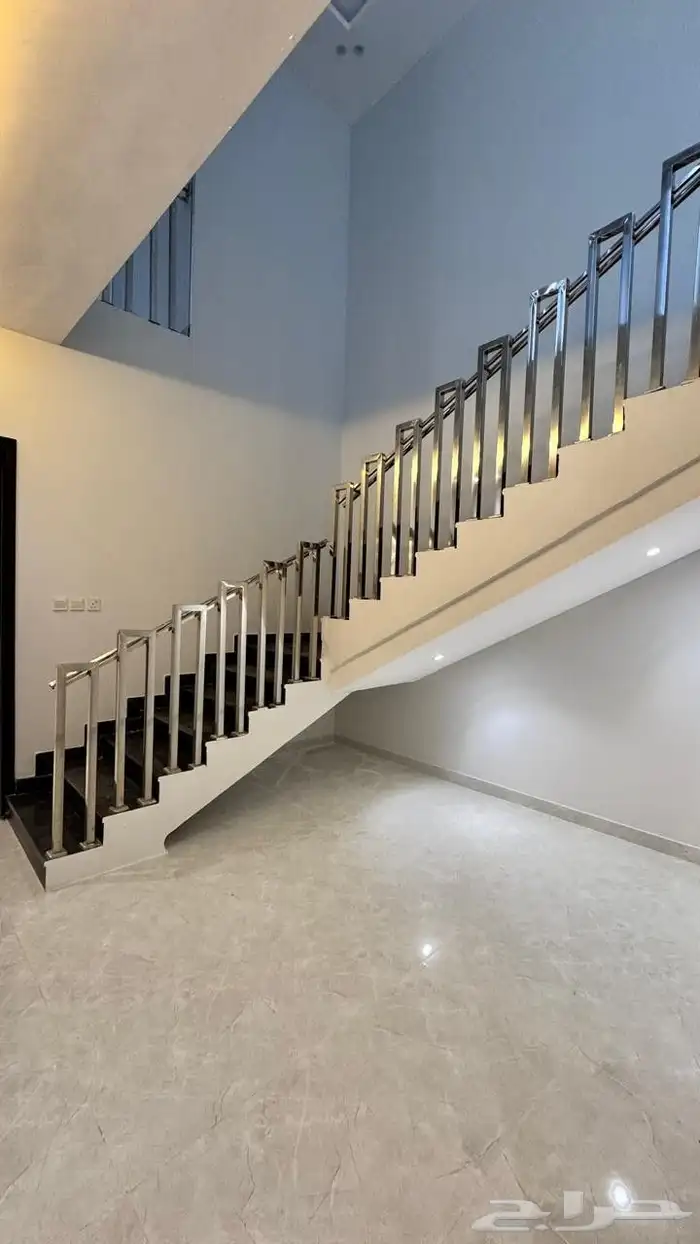 للبيع روف علويه بملحق تشطيب ممتاز في شمال الخميس 11