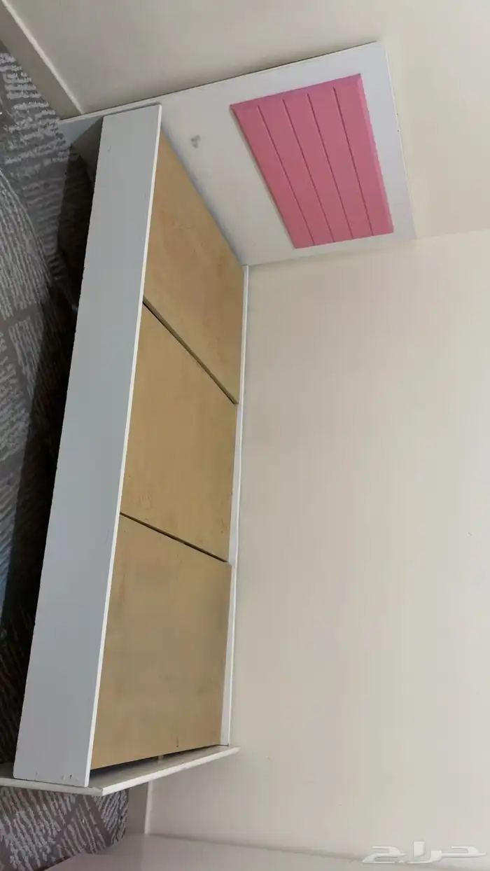 سرير وطاوله 1