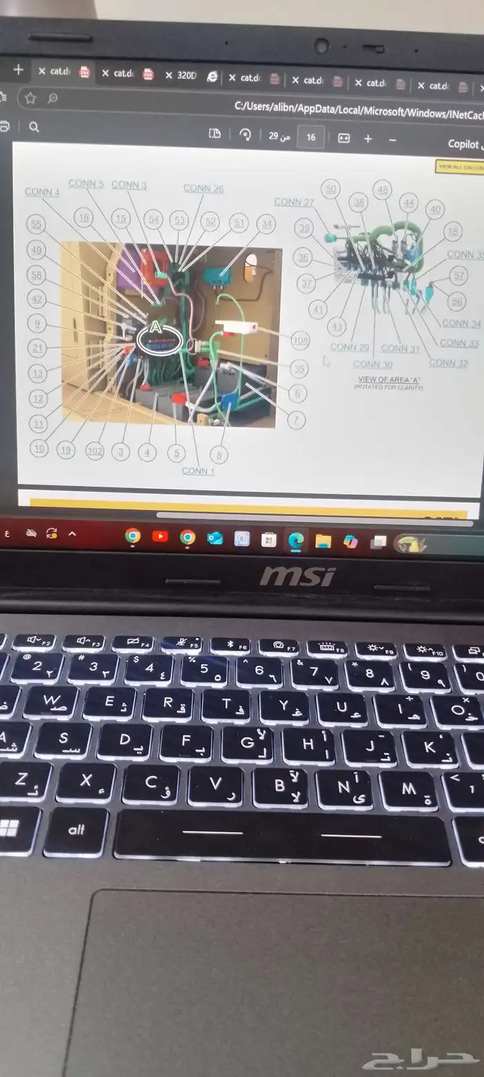 مهندس معدات ثقيل مع فحص كمبيوتر وكهربائي 2