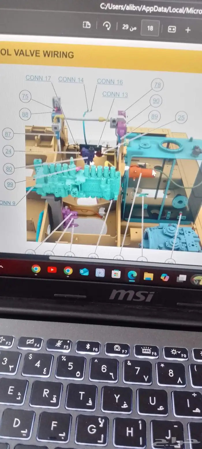 مهندس معدات ثقيل مع فحص كمبيوتر وكهربائي 3