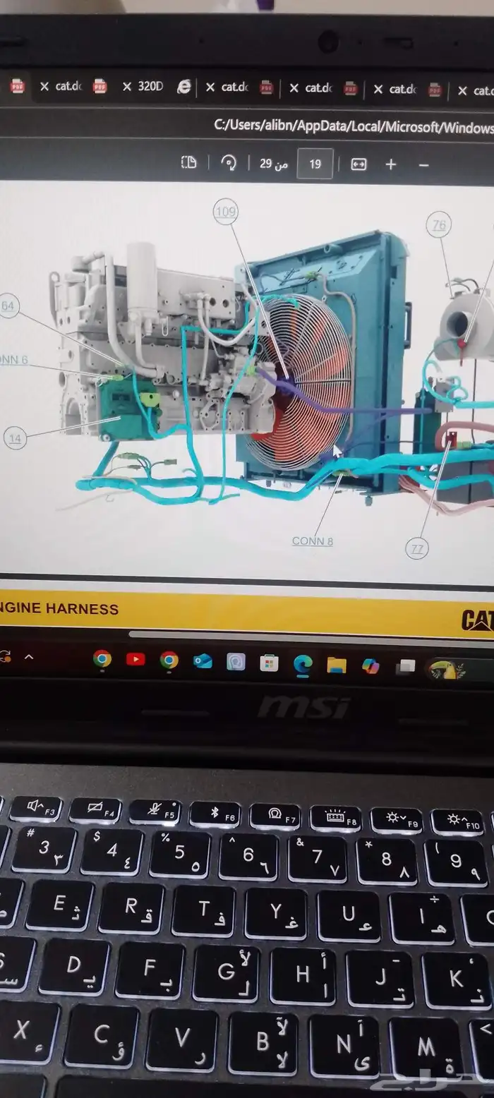 مهندس معدات ثقيل مع فحص كمبيوتر وكهربائي 4