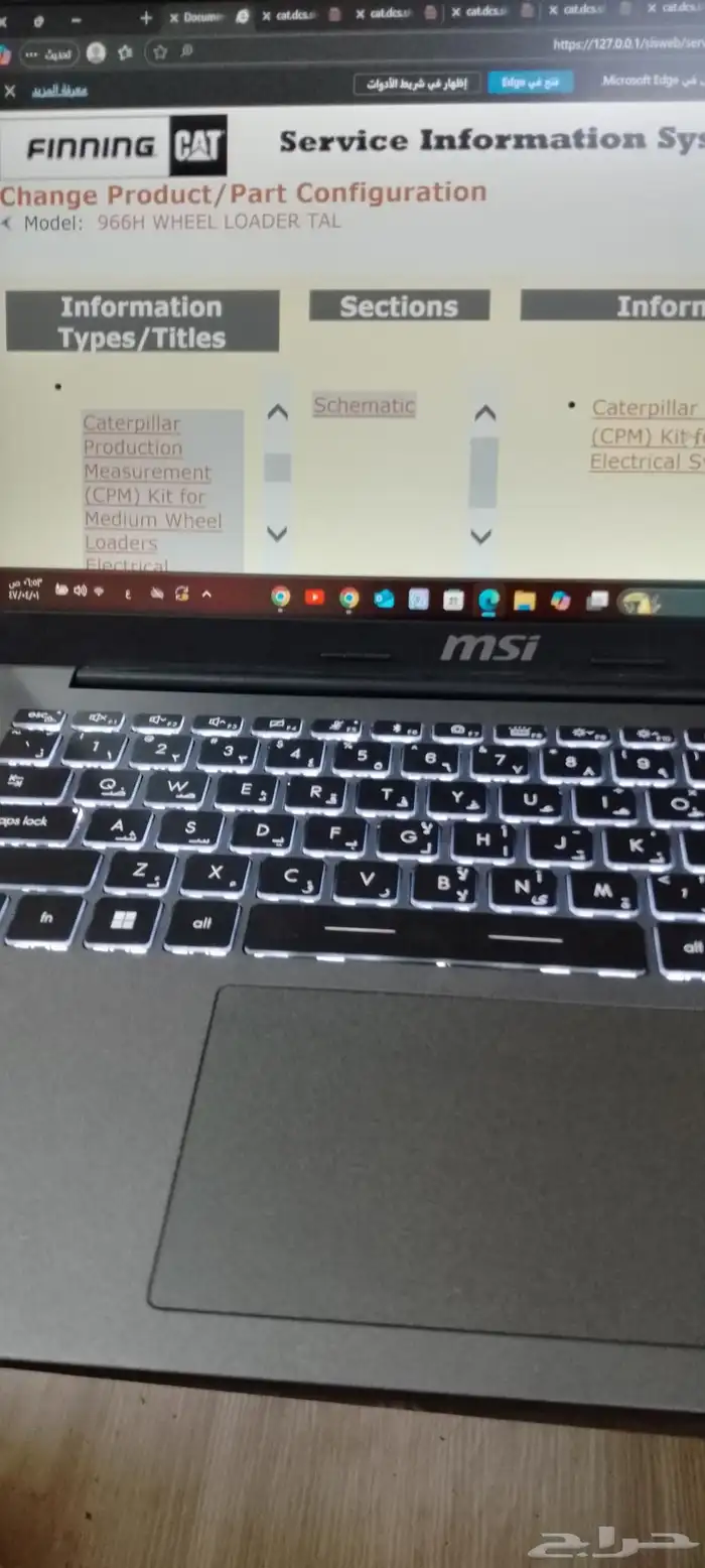 مهندس معدات ثقيل مع فحص كمبيوتر وكهربائي 0