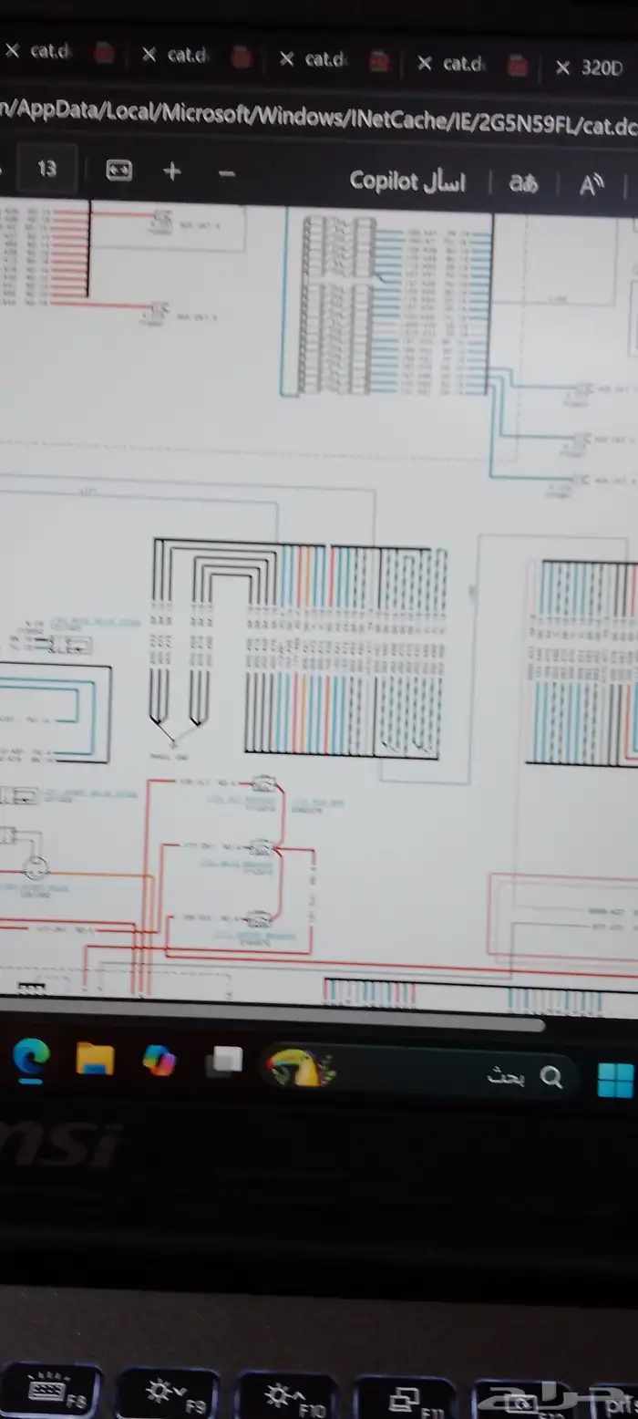 مهندس معدات ثقيل مع فحص كمبيوتر وكهربائي 1