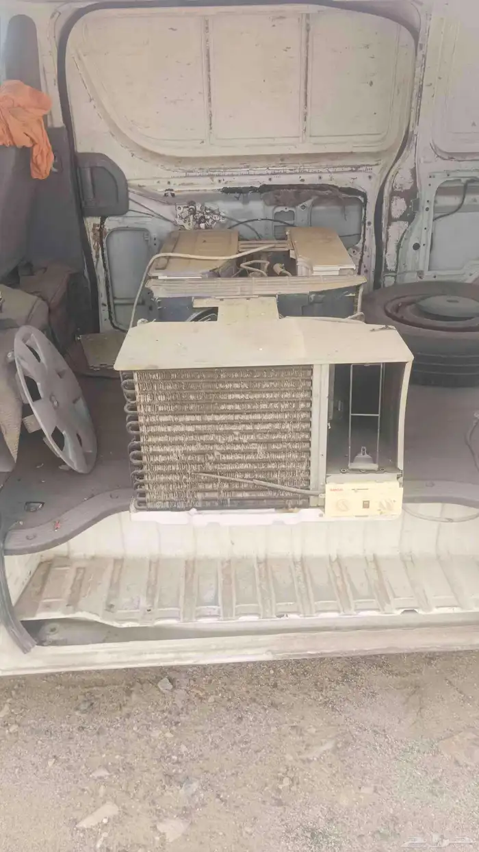 يوجد 3 مكيفات بحالة ممتازة 1