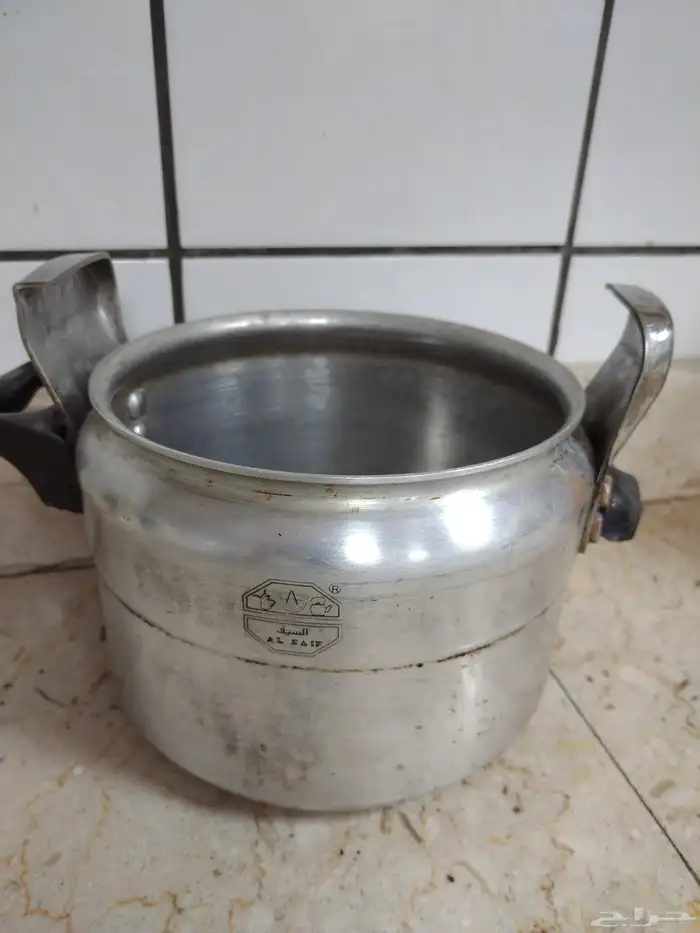 قدر ضغط ودولاب بوفيه وطاولات وعلب عطور ومودم ورفوف وشنطة مكي 0