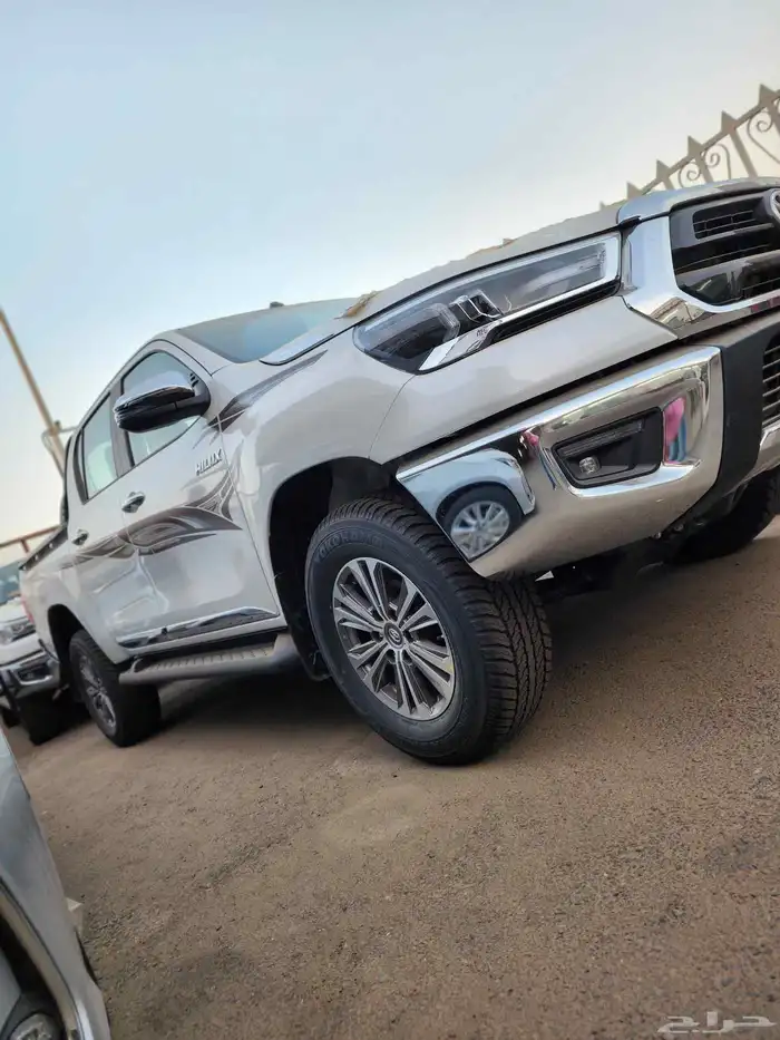 تويوتا هايلوكس غمارتين بنزين فل اوبشن 2025 5