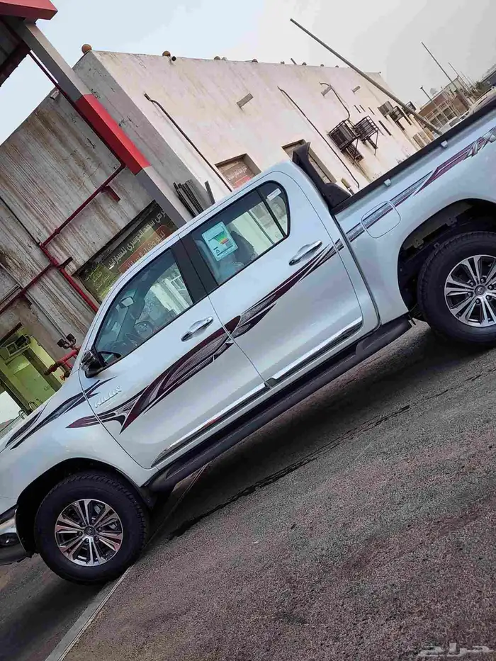 تويوتا هايلوكس غمارتين بنزين فل اوبشن 2025 6