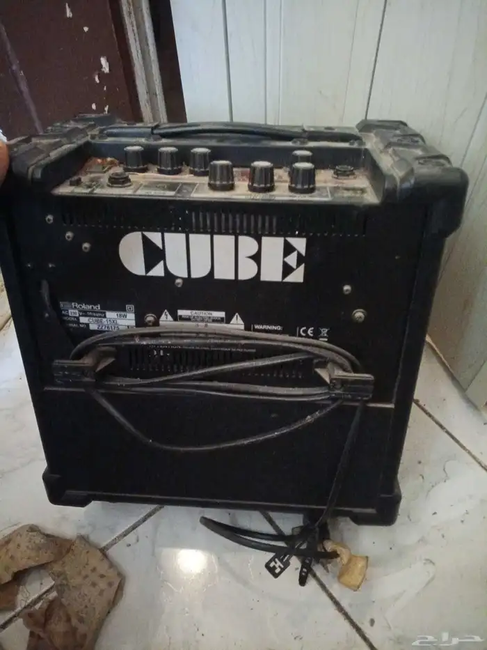 مكبر الصوت الظاهر في الصورة هو مضخم صوت الجيتار Roland CUBE- 2