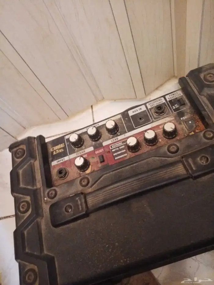 مكبر الصوت الظاهر في الصورة هو مضخم صوت الجيتار Roland CUBE- 1