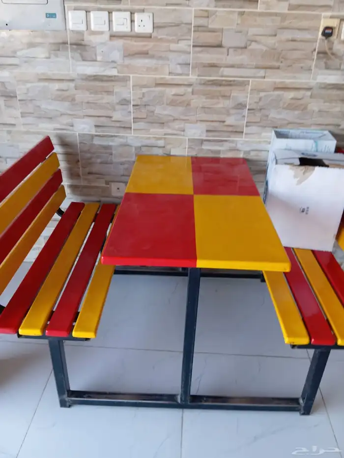 محل بروست لتقبيل مع 2 عمال 6