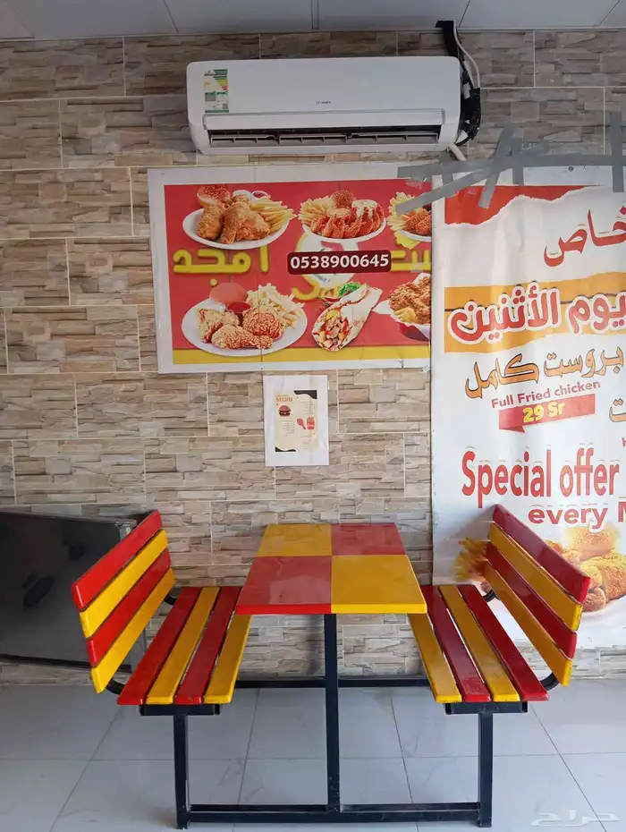 محل بروست لتقبيل مع 2 عمال 9