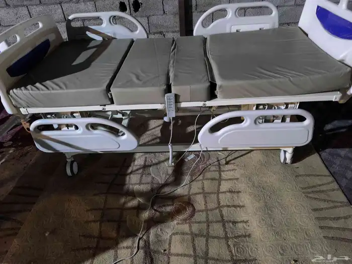 سرير طبي كهربائي شبه جديد معا مرتبه طبيه 4