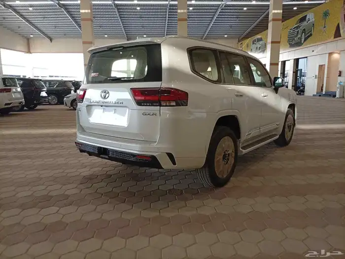 تويوتا لاندكروزر GXR L5 2025 4