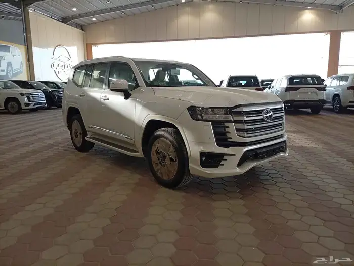 تويوتا لاندكروزر GXR L5 2025 8