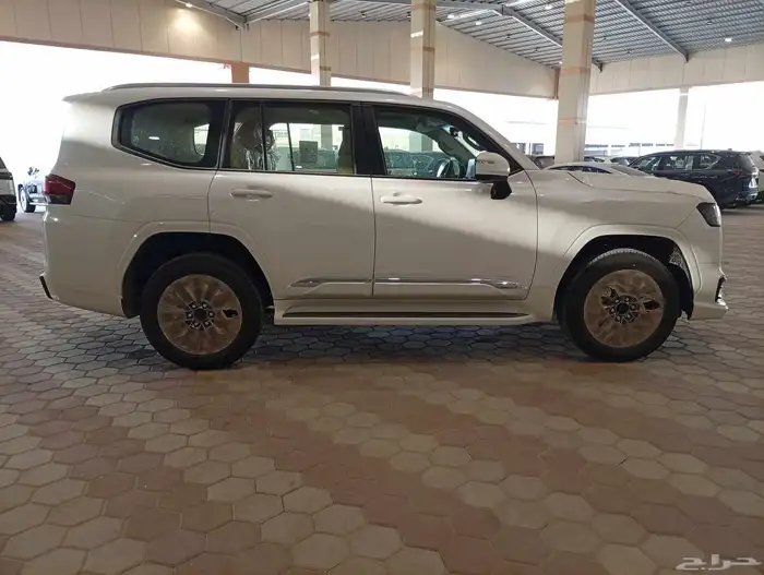 تويوتا لاندكروزر GXR L5 2025 7