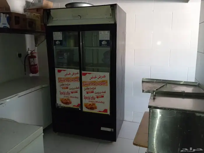 محل بروست لتقبيل مع 2 عمال 1