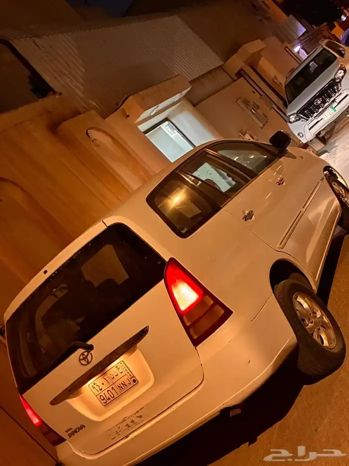 انوفا للايجار بالشهر 7 راكب 3