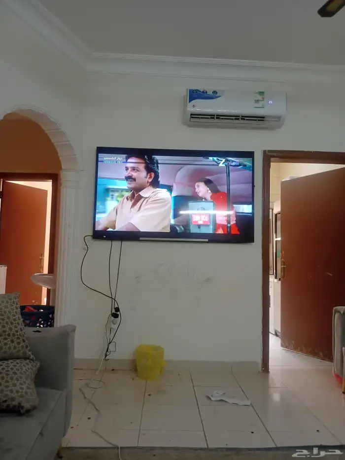 تلفزيون للبيع سوني 60بوصه شغال مشكله في خط في الشاشه 0