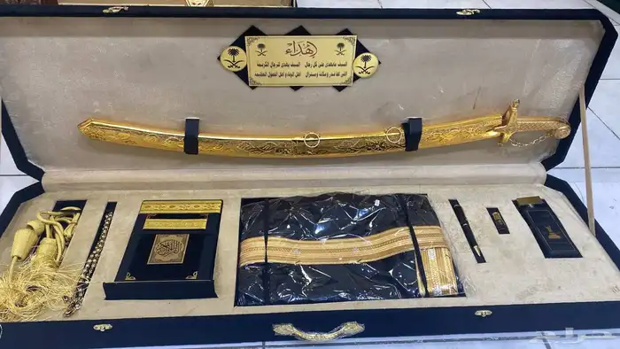 بكس هديه يتميز هذا البكس من بشت بطرز بخيوط الذهب سيف عطر 0