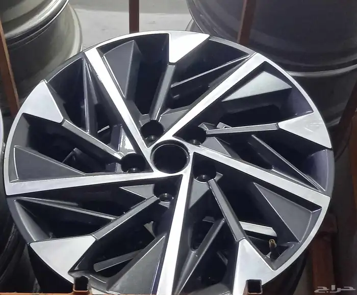 جنوط توسان موديل 2023 مقاس18 اصلي وكالة 1