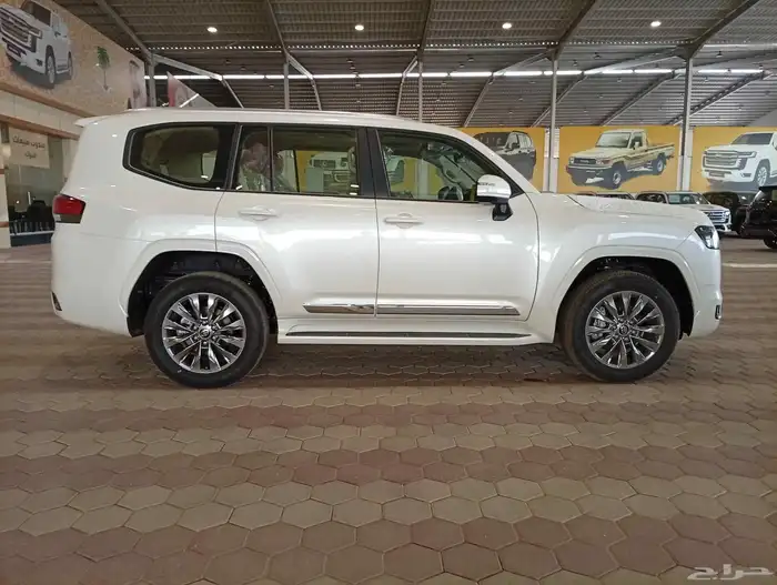 تويوتا لاندكروزر GXR L3 2025 6