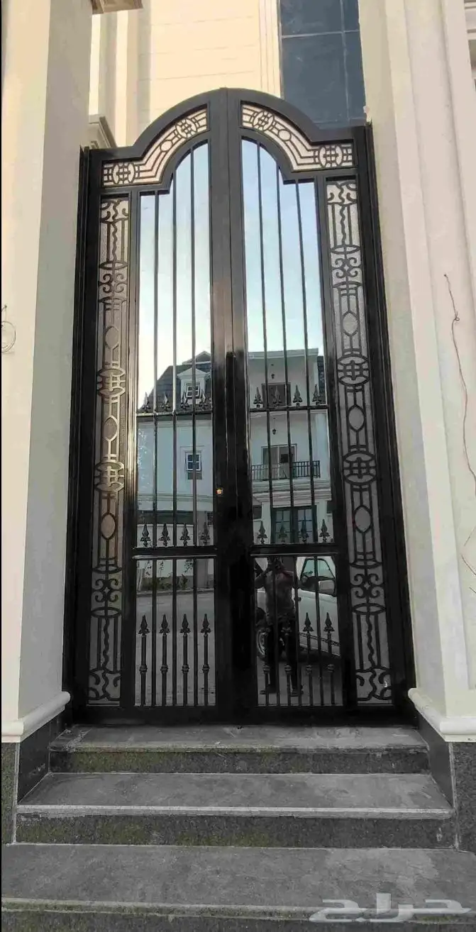 أبوابه حديد و زجاج 0