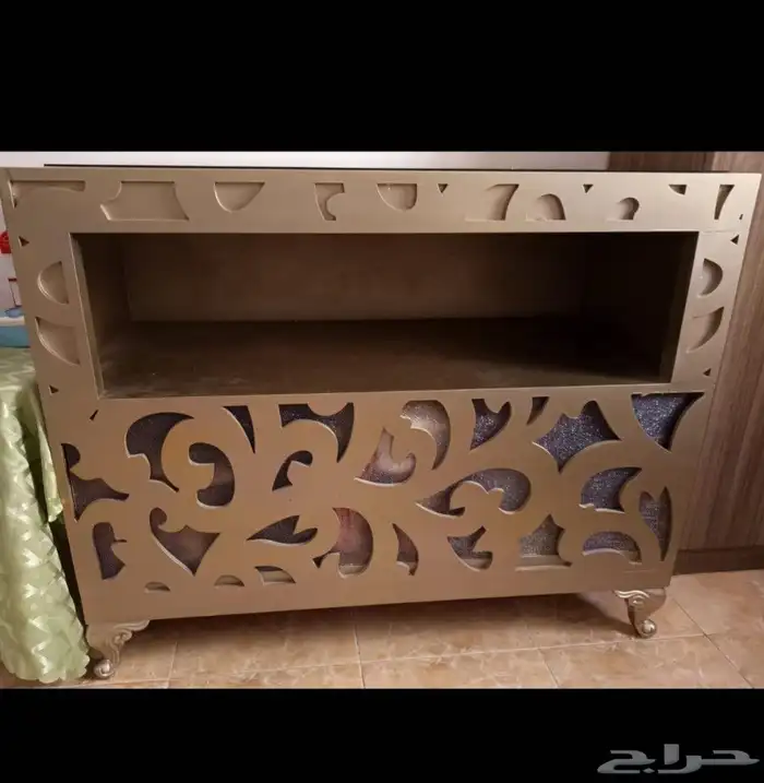 السلام عليكم طاوله خشب طبيعي نظيفه تصلح للمحلات او منزل 0