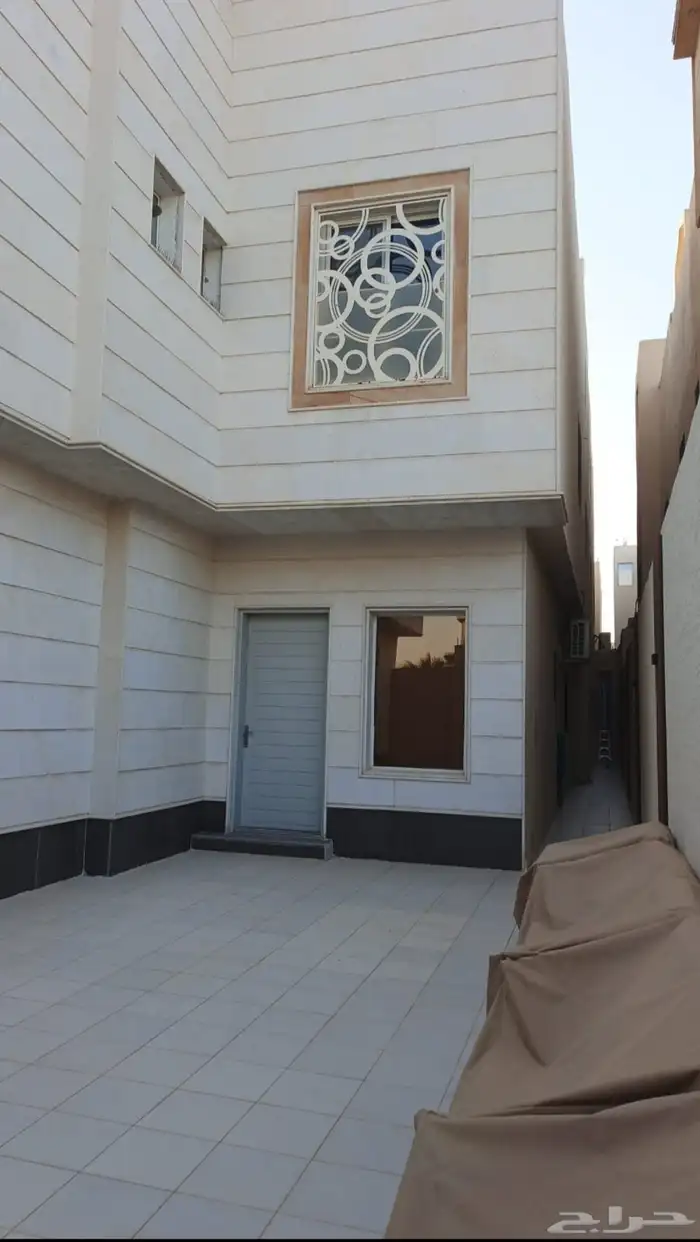 للبيع فيلا دور و3شقق في الرياض في حي الرمال 2
