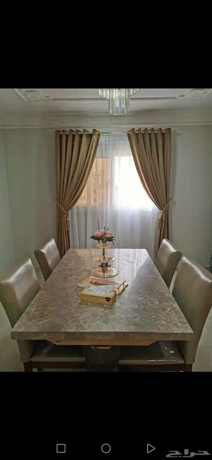 طاولة رخام مع 4 كراسي جلد فخمة جدا 1