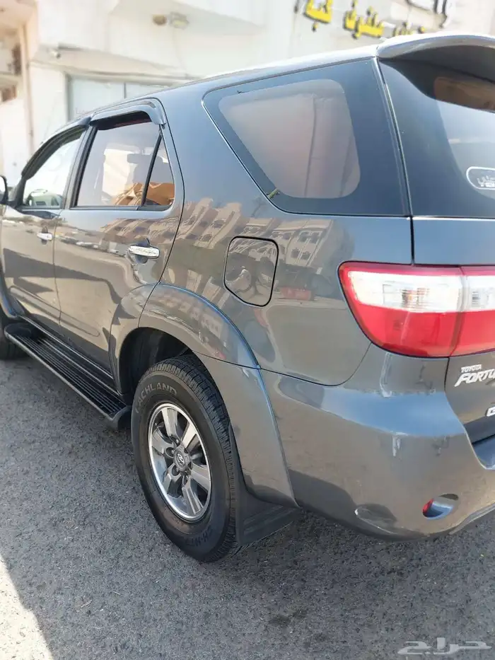 Toyota fortuner model 2010 1