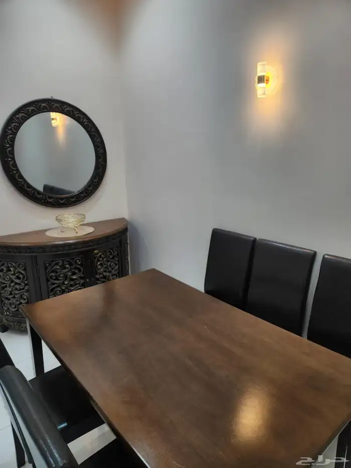 طاولة طعام ومدخل مع مرايه 0