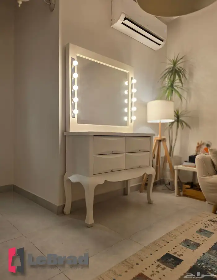 تسريحة خشب طبيعي اربعه ادراج مع مرايا بها اضاءة ليد LeBrad 0