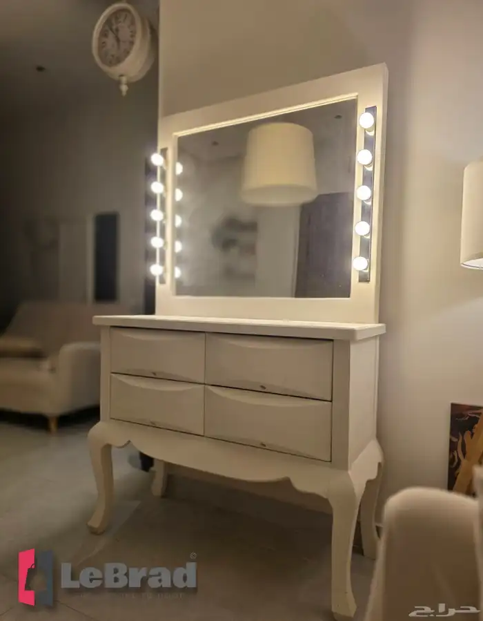 تسريحة خشب طبيعي اربعه ادراج مع مرايا بها اضاءة ليد LeBrad 1