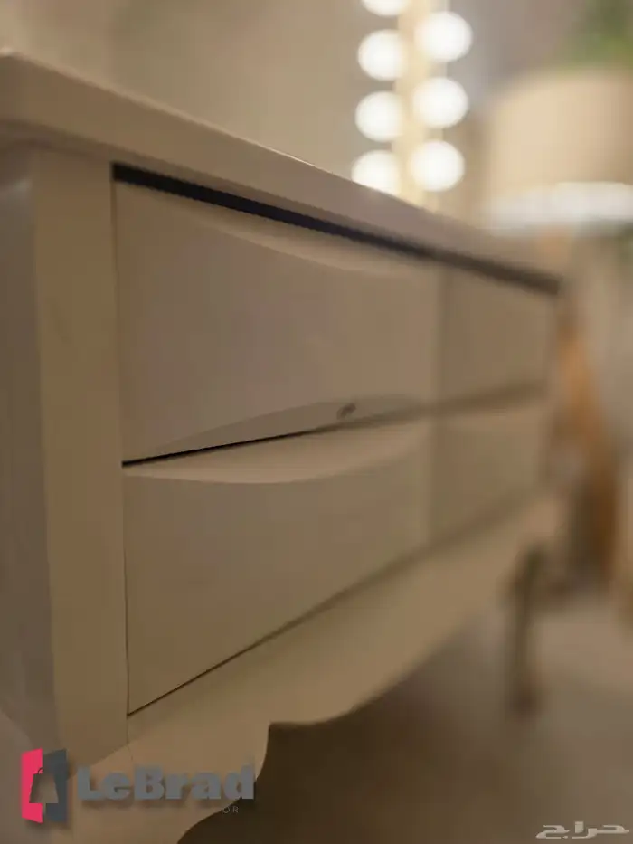 تسريحة خشب طبيعي اربعه ادراج مع مرايا بها اضاءة ليد LeBrad 4