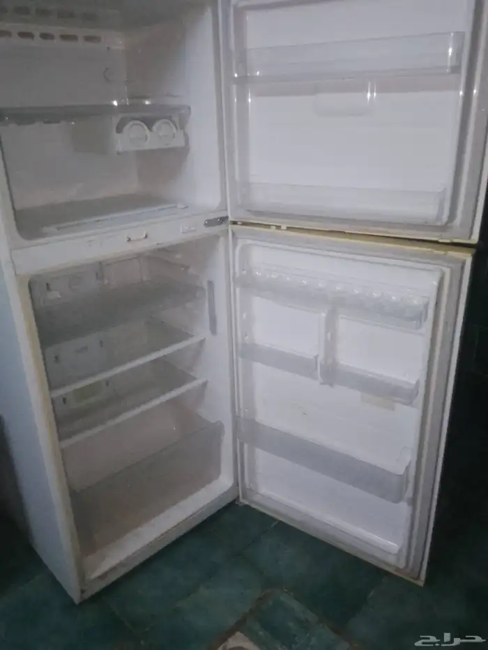 ثلاجه 14قدم بحالته الجديده نظيفه جدا بس محتاجه كمبروسر 3
