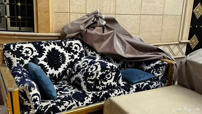 كارسي شعبية مع لمساندها واغطيتة وطاولة لكراسي حديد مع طاولة 3