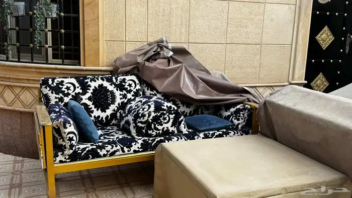 كارسي شعبية مع لمساندها واغطيتة وطاولة لكراسي حديد مع طاولة 2