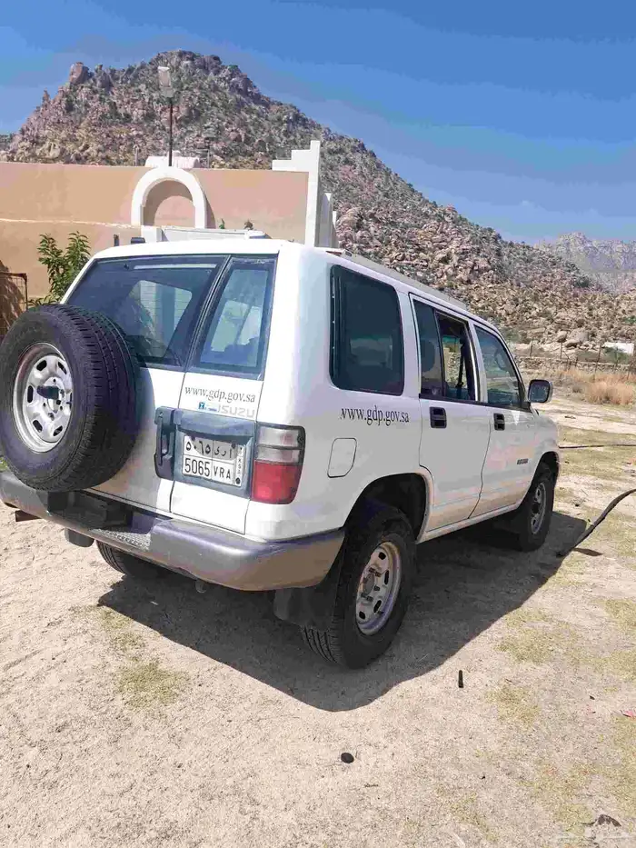 جيب ايسوزو بنزين له معي فوق 3 سنوات كل شي فيه بلد 5