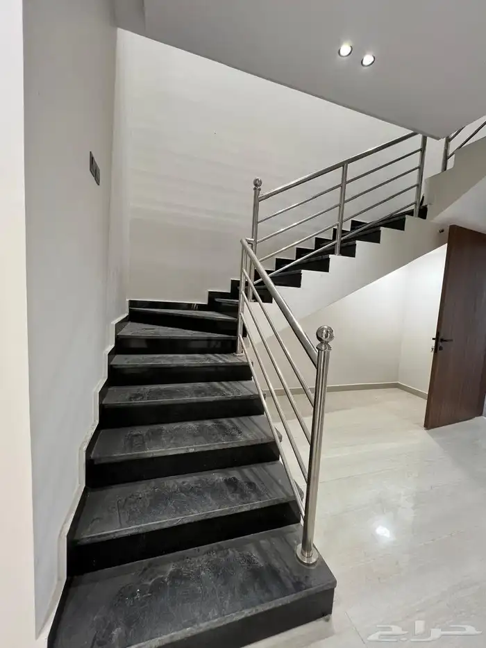 للبيع شقه دوبلكس دورين حي احد جديده بالدمام 720 الف 2