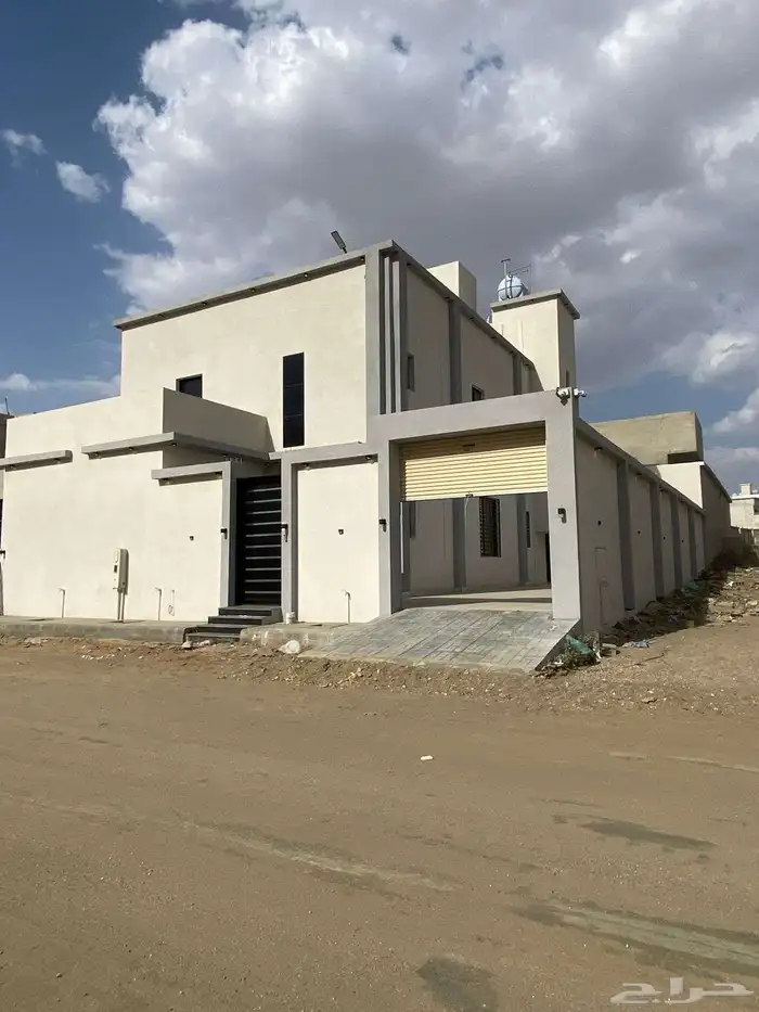 للبيع فيلا فاخرة علي أرض كامله بمساحة 520 متر 0