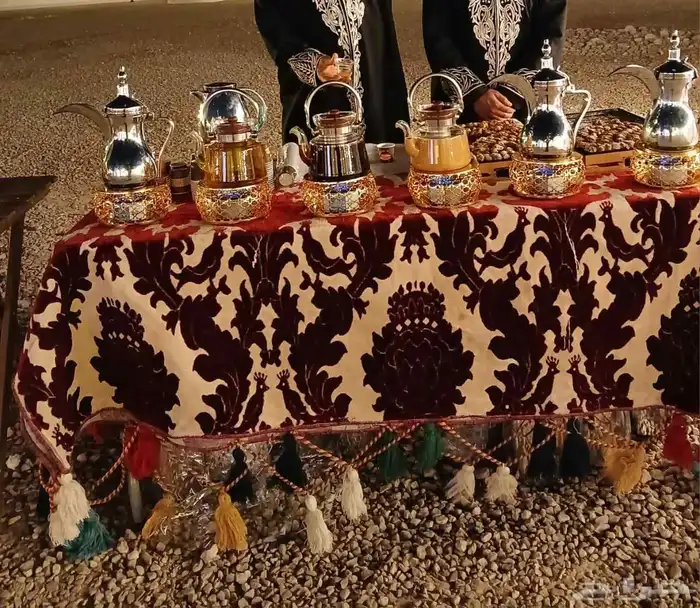 صبابين قهوه وخيم وطاولات وكراسي 0