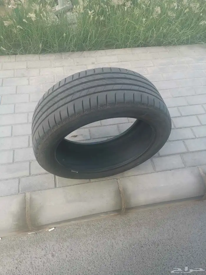 للبيع ثلاث كفرات من برجستون نظيف مقاس الكفرات 225 18 45 0