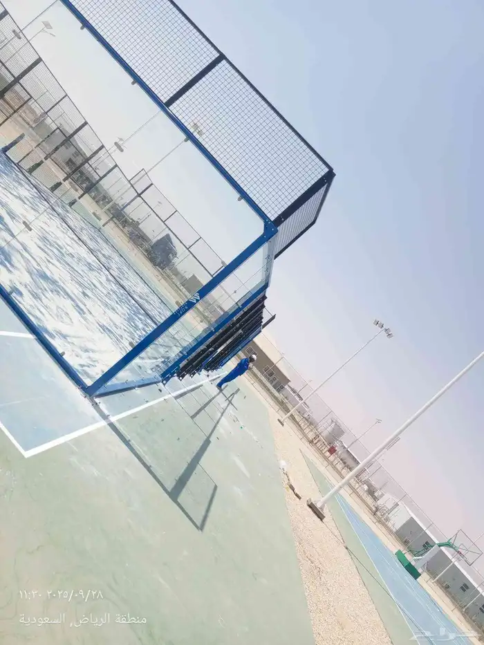 فني تركيب ملاعب بادل بالمملكة العربية السعودية 2