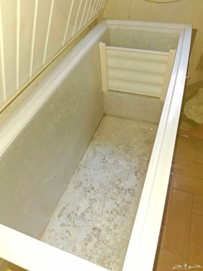 فريزر كبير نظيف على الشرط 4