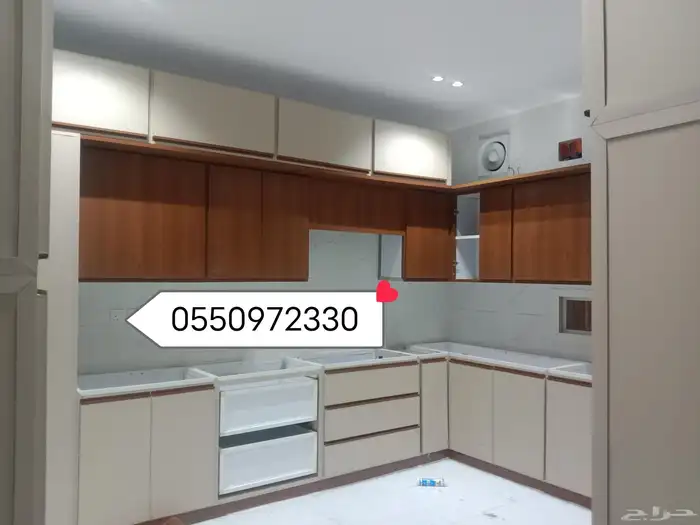 شوف هذا دولاب هذا تصميم جديد وسط لوني زي خشبي 0